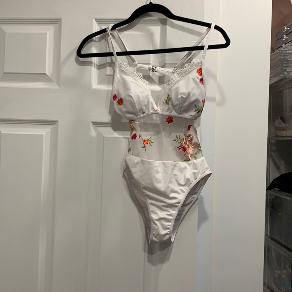 Super cute leafy backless sheer swimsuit